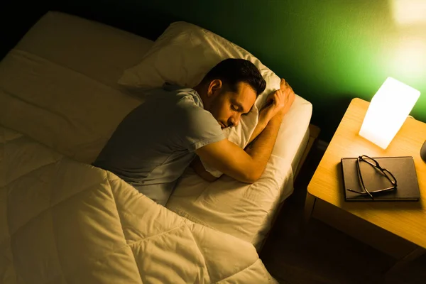 Homem Latino Sonolento Deitado Uma Cama Confortável Dormindo Seu Lado — Fotografia de Stock