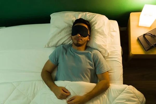 Não Consigo Dormir Com Luzes Acesas Ângulo Alto Homem Bonito — Fotografia de Stock