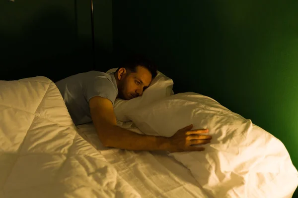 Homem Triste Acordar Cama Sem Parceiro Homem Latino Querendo Saber — Fotografia de Stock