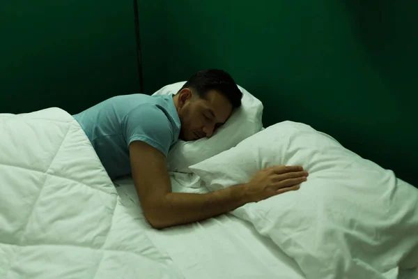 Tenho Saudades Meu Parceiro Bonito Homem Adormecendo Perdendo Sua Namorada — Fotografia de Stock