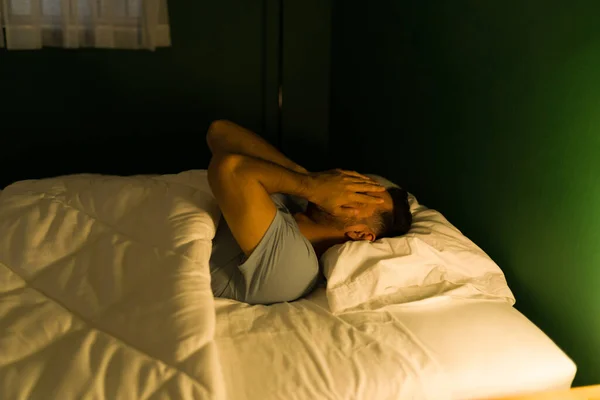 Não Consigo Dormir Jovem Ansioso Cobrindo Seu Rosto Sofrendo Insônia — Fotografia de Stock