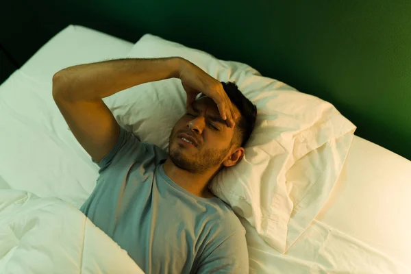 Enxaqueca Não Deixa Dormir Homem Doente Esfregando Suas Têmporas Sofrendo — Fotografia de Stock