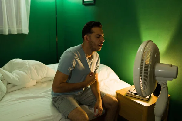 Det Varmt Distress Latin Man Sitter Framför Respiratorn Sängen Och — Stockfoto
