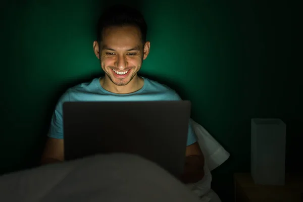 Homem Alegre Ficando Cama Sorrindo Ter Uma Chamada Vídeo Line — Fotografia de Stock