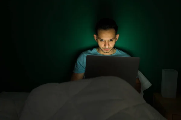Bonito Homem Digitando Fazendo Algum Trabalho Seu Laptop Meio Noite — Fotografia de Stock
