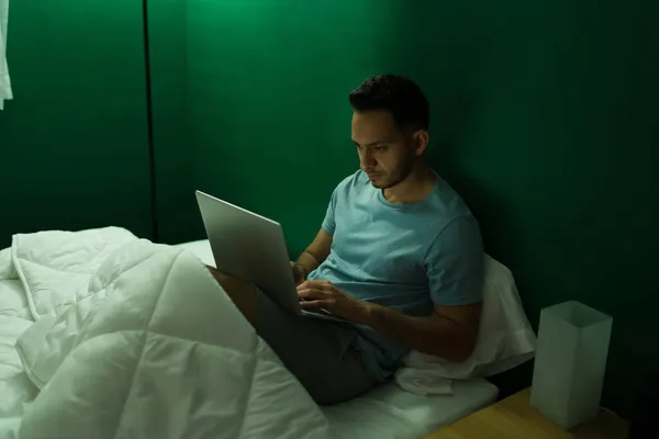 Laat Het Werk Goed Uitziende Jongeman Pyjama Typt Zijn Laptop — Stockfoto