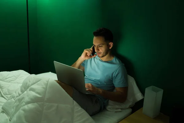 Estou Trabalhar Até Tarde Homem Trabalhador Falando Telefone Digitando Seu — Fotografia de Stock