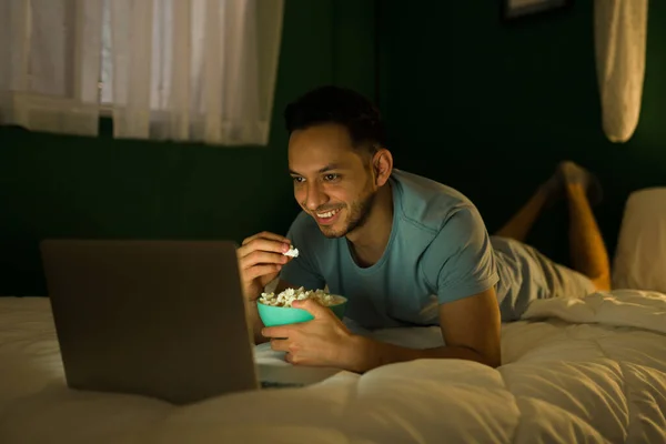 Jovem Excitado Rindo Enquanto Assiste Filme Seu Laptop Cama Enquanto — Fotografia de Stock