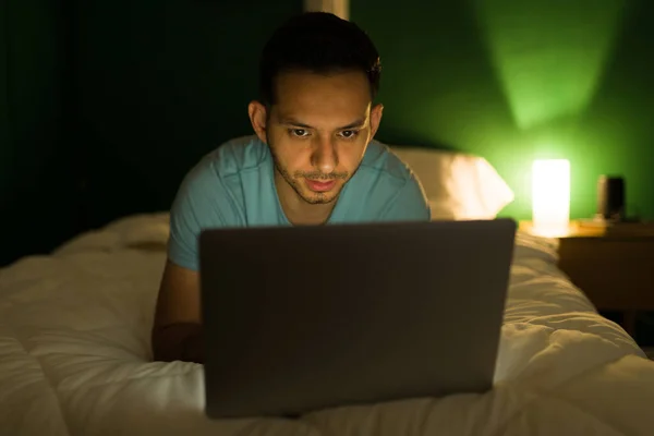 Homem Hispânico Fazendo Trabalho Última Hora Seu Laptop Enquanto Deitado — Fotografia de Stock