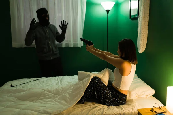 Φύγε Σπίτι Μου Τρομαγμένη Γυναίκα Στο Κρεβάτι Σημαδεύει Όπλο Έναν — Φωτογραφία Αρχείου