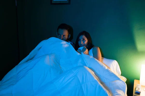 Pareja Asustada Bajo Las Cubiertas Viendo Una Película Terror Dormitorio —  Fotos de Stock