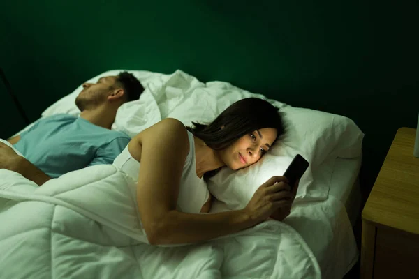 Hermosa Mujer Puede Dormir Uso Las Redes Sociales Teléfono Inteligente — Foto de Stock