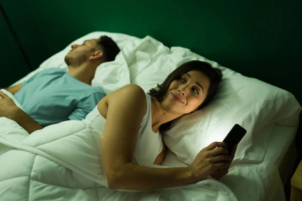 Novio Está Durmiendo Mujer Joven Engañando Marido Enviando Mensajes Texto — Foto de Stock