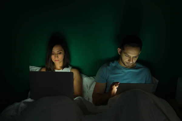 Spaans Mooi Paar Werken Hun Laptops Bed Tijdens Nacht — Stockfoto