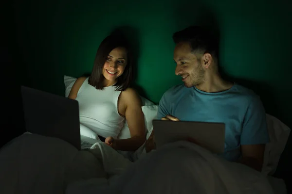 Joven Esposa Alegre Mostrando Marido Algo Computadora Portátil Sonriendo Mientras — Foto de Stock
