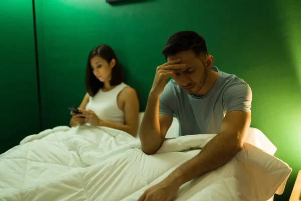 我很生气 一个心烦意乱的男人和他的女朋友躺在床上 感到很难过 女人对男朋友不忠 — 图库照片