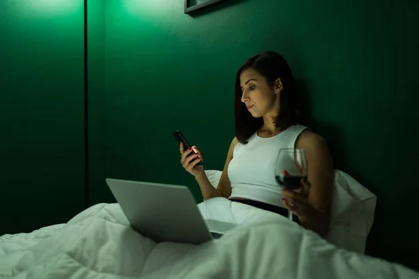 Mooie Jonge Vrouw Sms Haar Smartphone Tijdens Het Drinken Van — Stockfoto