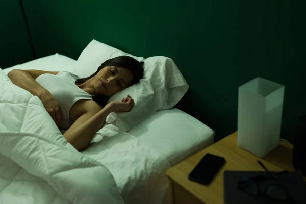 Está Dormir Relaxado Jovem Mulher Recebendo Uma Boa Noite Sono — Fotografia de Stock
