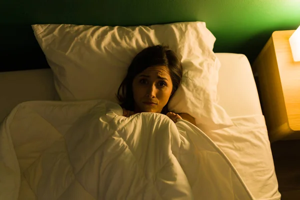 Tengo Miedo Quedarme Dormida Retrato Una Mujer Temerosa Cubriéndose Cara —  Fotos de Stock