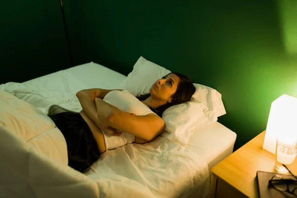 Puedo Dormirme Mujer Joven Triste Que Tiene Problemas Para Dormir —  Fotos de Stock