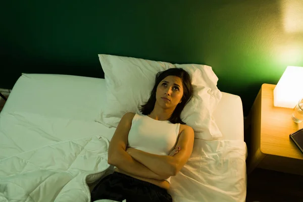 Concepto Insomnio Mujer Cansada Que Tiene Problemas Para Dormir Mientras —  Fotos de Stock