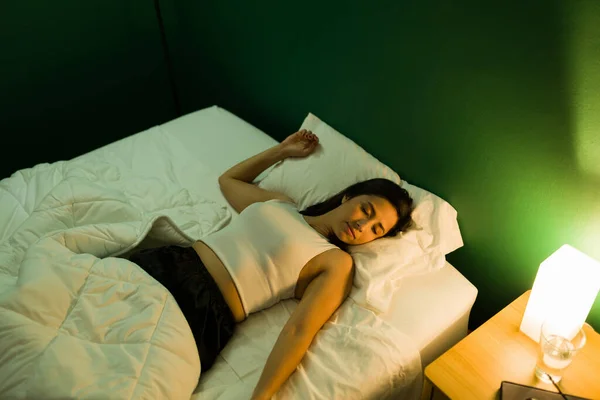 Boa Noite Sono Bela Mulher Relaxada Pijama Dormindo Sua Confortável — Fotografia de Stock