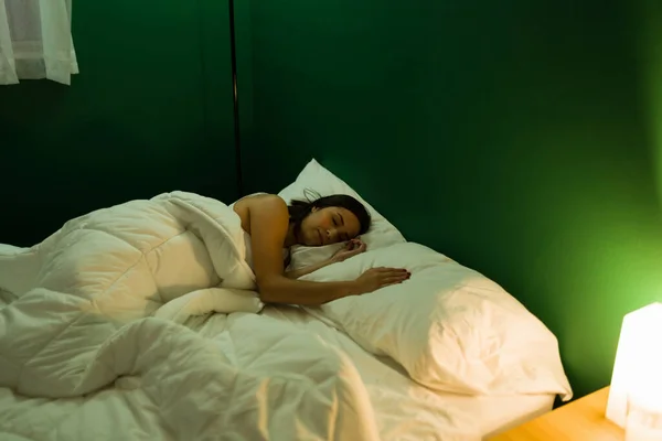 Atractiva Joven Que Queda Dormida Cama Sin Novio Lado —  Fotos de Stock