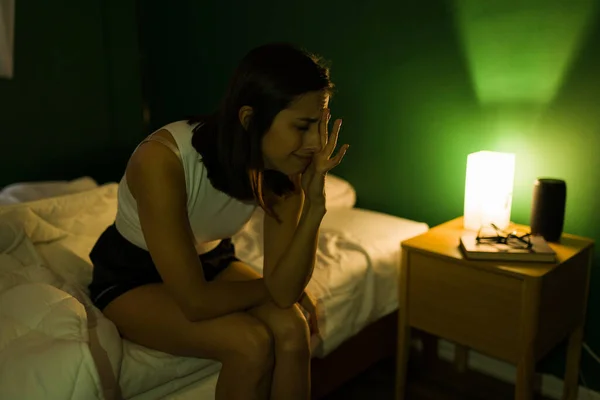 Depressieve Gebroken Jonge Vrouw Pyjama Huilen Terwijl Zich Eenzaam Voelt — Stockfoto