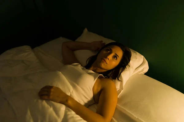 Zamyślona Kobieta Myśląca Swoim Dniu Problemach Łóżku Atrakcyjna Kobieta Bezsennością — Zdjęcie stockowe