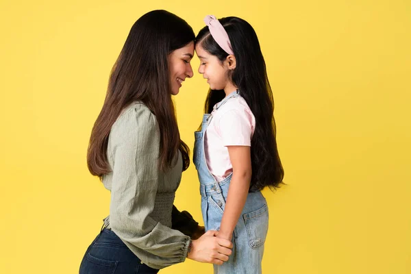 Mãe Filha Amam Jovem Mulher Feliz Menina Cara Cara Tocando — Fotografia de Stock