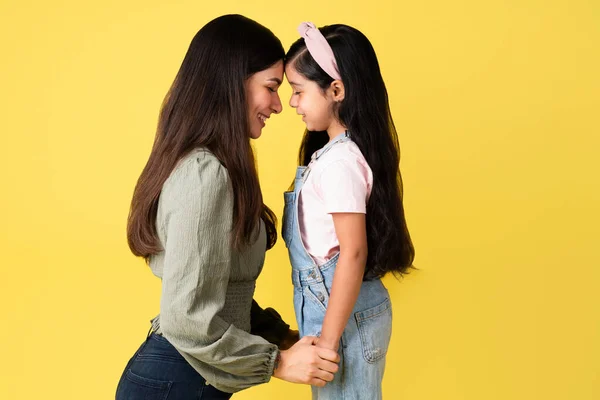 Mamma Och Dotter Älskar Varandra Glad Ung Kvinna Och Liten — Stockfoto