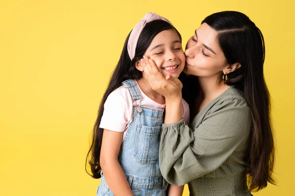 Dedicada Mãe Dando Beijo Sua Adorável Filhinha Enquanto Compartilha Momentos — Fotografia de Stock