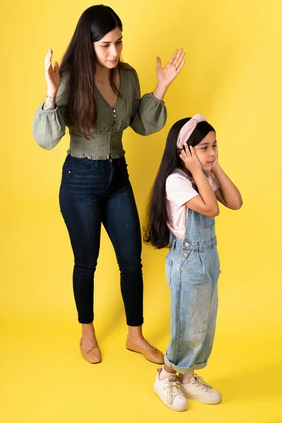 Listening Upset Young Mother Trying Talk Her Little Naughty Daughter — Stock Photo, Image