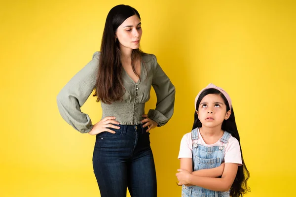 Estoy Tan Enfadada Contigo Molesto Mamá Joven Dando Conferencias Hijita —  Fotos de Stock