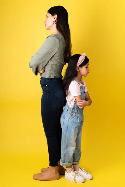 口論の後背を向けている間 若い母親と女の子の完全な長さは互いに怒っている — ストック写真