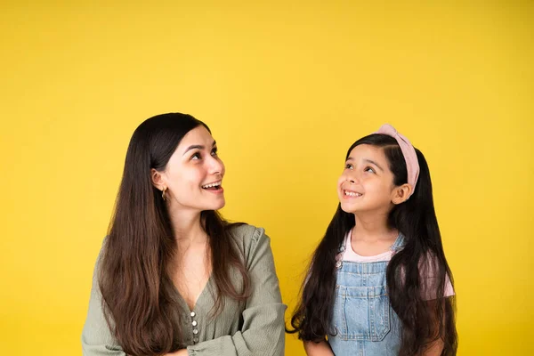 新しいアイデアだ スーパー幸せなラテン語の母と娘一緒に彼らの将来の計画に興奮 — ストック写真