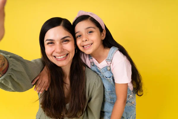 Osobní Perspektiva Krásné Latinské Maminky Mladé Holčičky Při Selfie — Stock fotografie