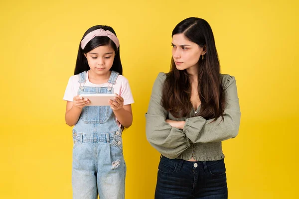 Acabó Tiempo Pantalla Mujer Joven Enojada Regañando Hija Jugando Juegos —  Fotos de Stock