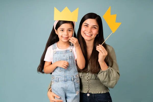 Doen Alsof Koninginnen Zijn Latino Jong Mam Klein Meisje Het — Stockfoto