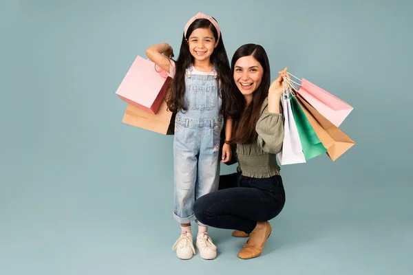 Alışverişe Gittik Latin Bir Ailenin Portresi Alışveriş Merkezinden Bir Sürü — Stok fotoğraf