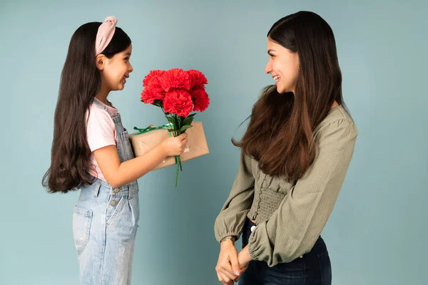 Feliz Dia Das Mães Menina Bonito Dando Sua Mãe Belo — Fotografia de Stock