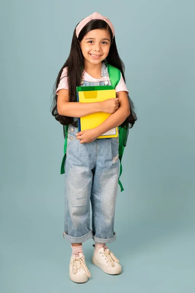 Uwielbiam Chodzić Szkoły Cute Little Girl Patrząc Aparat Nosząc Plecak — Zdjęcie stockowe