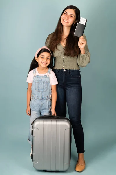 Lunghezza Completa Una Giovane Mamma Attraente Adorabile Ragazza Eccitata Loro — Foto Stock