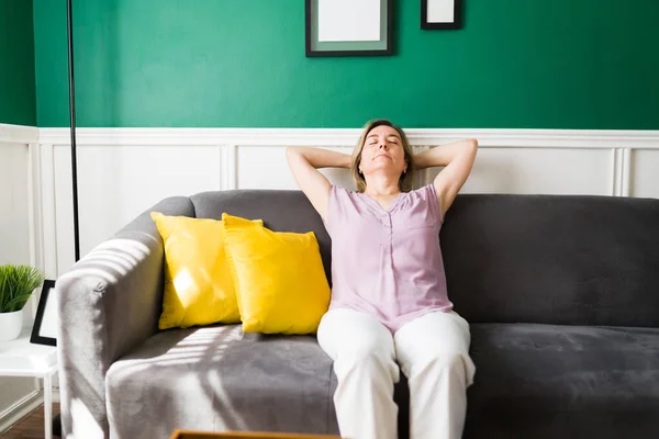 Ruhige Ältere Frau Entspannt Sich Ihrem Haus Entspannte Reife Frau — Stockfoto