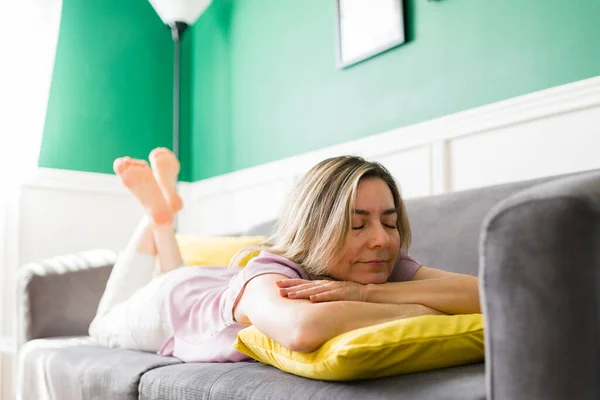 Adore Mon Canapé Femme Détendue Dans Cinquantaine Faisant Une Sieste — Photo