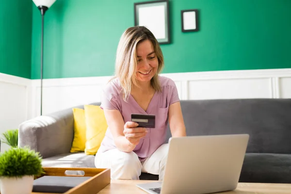 Χαρούμενη Ώριμη Γυναίκα Πληκτρολογώντας Στο Laptop Της Και Πληρώνοντας Πιστωτική — Φωτογραφία Αρχείου
