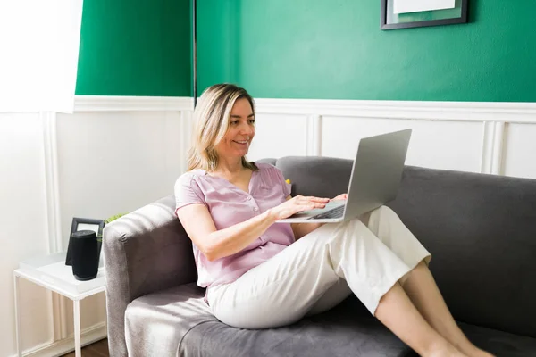 Wanita Dewasa Yang Cantik Santai Sofa Dan Mengetik Laptop Untuk — Stok Foto