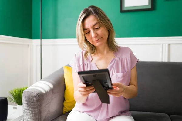 Tengo Una Familia Hermosa Caucásica Madura Mujer Mirando Una Foto — Foto de Stock