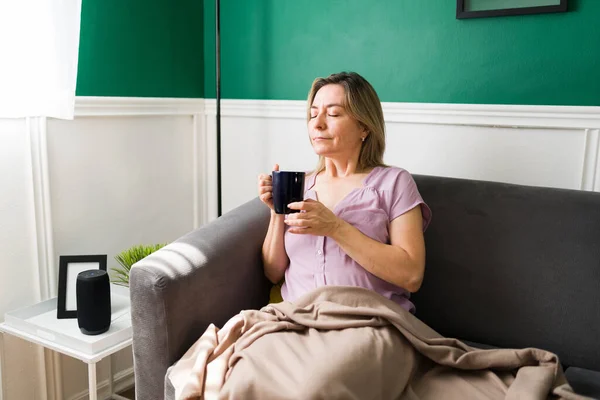 Aku Suka Bersantai Pagi Hari Wanita Senior Yang Tenang Minum — Stok Foto