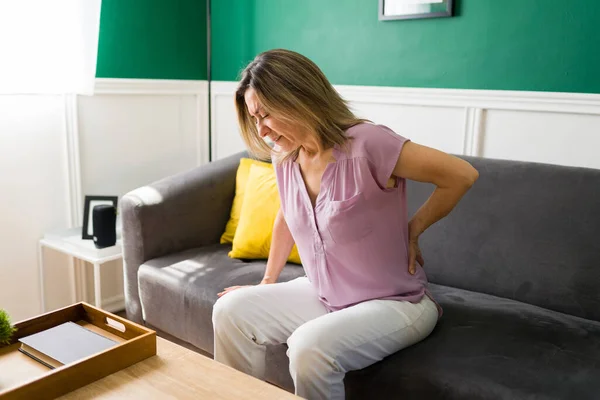 Mauvais Posture Ill Femme Âgée Dans Cinquantaine Souffrant Maux Dos — Photo